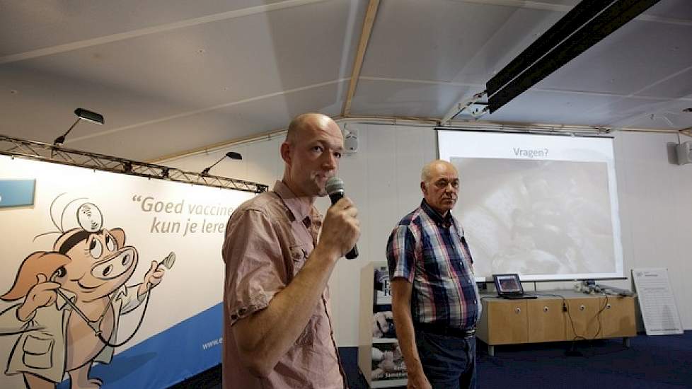 Harrie (r.) en Jarno (l.) Brummelhuis in Hoge Hexel hebben een subfokbedrijf met 250 Topigs 50 zeugen. Tijdens de avond houden zij een presentatie van hun bedrijf dat ze helemaal ombouwen met kraamhokken (Prodomi) waar de zeug vrij kan bewegen. Binnenkort