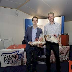 Alfred de Vries (r.) en Sander de Roos (l.) van CRV. Ze zijn specialisten in de rundveefokkerij en van deze mannen kunnen fokkers, subfokkers en zeugenhouders nog iets leren over de nieuwste technieken in de fokkerij. Sinds enkele jaren gebruikt CRV DNA-p