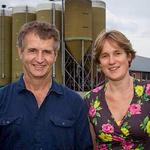 Zeugenhouder Sjef van den Nieuwelaar ontwikkelde samen met Manon Houben van PorQ een systeem met wisselzeugen om moederloze opfok van biggen te voorkomen.