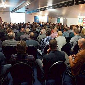 Varkenshouder Stephan Rientjes spiegelde de zaal voor hoe hij vijf jaar geleden langzaam begon met het zelf bijvoeren van CCM en hoe hij inmiddels nagenoeg al de dieren zijn eigen rantsoen voorschotelt. De varkenshouder heeft een gesloten varkensbedrijf m