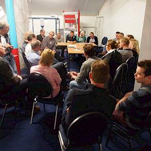 Het laatste vaste onderdeel van de avond was de bedrijvencarrousel. De bedrijven G2 Energy, Denkavit, Leijten brijvoercheck, Trouw Nutrition, Forfarmers Hendrix en Rovecom gingen in gesprek met de bezoekers aan de hand van stellingen die zijn aangedragen