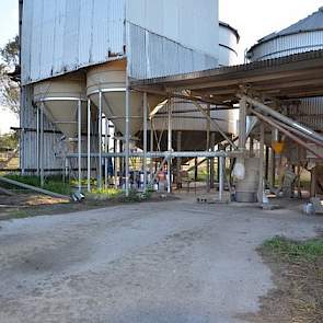 Queensland is de afgelopen jaren meerde malen getroffen door extreem weer. Twee geleden zijn Willy en Sandra zelfs enkele weken afgesloten van de buitenwereld door overstromingen.  Daarom hebben de opslagcapaciteit voor premixen vergroot naar drie weken.