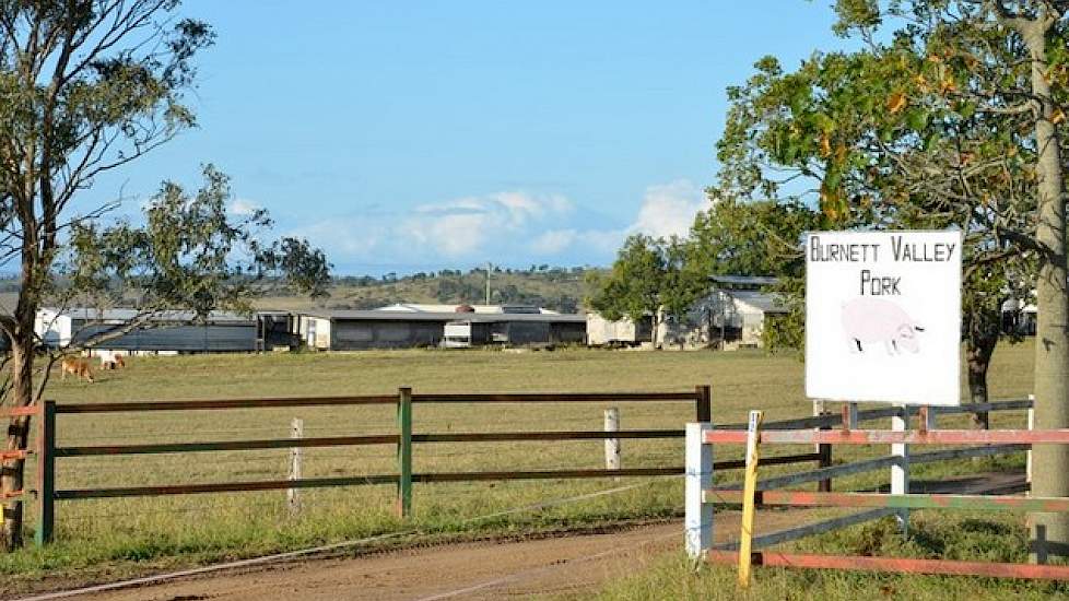 Hun bedrijf Burnett Valley Pork ligt in Monto (Queensland). Het is een plaats met nog geen 1.500 inwoners in de noordoostelijke staat Queensland. De eerste grote stad is Bundaberg op bijna drie uur rijden aan de oostkust. Brisbane, dat meer mensen tot de