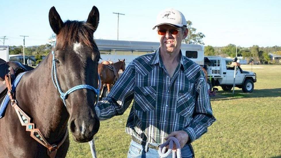 Willy Verdonschot arriveerde in 2006 als vrijgezel in Australië. Nog geen jaar later leerde hij Sandra in de plaatselijke pub kennen. Hij en de 47-jarige Australische zijn inmiddels getrouwd. Ze werkt volledig mee op het varkensbedrijf. „Sandra werkte voo