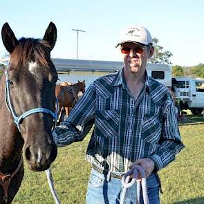 Willy Verdonschot arriveerde in 2006 als vrijgezel in Australië. Nog geen jaar later leerde hij Sandra in de plaatselijke pub kennen. Hij en de 47-jarige Australische zijn inmiddels getrouwd. Ze werkt volledig mee op het varkensbedrijf. „Sandra werkte voo