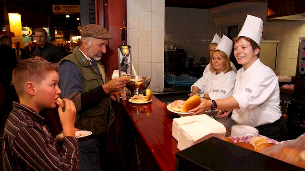 Op de relatiebeurs is er voor bezoekers ruim voldoende te eten en drinken.