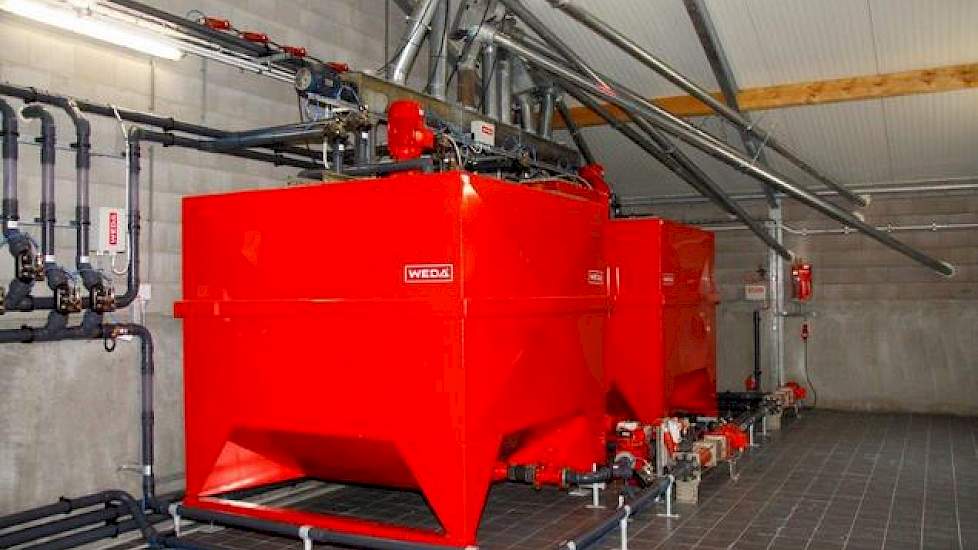 De grondstoffen worden automatisch naar de rode tanks gepompt, gemixt en naar de dieren verpompt. De rode mengtanks worden automatisch gereinigd met wam water. Dit water is afkomstig van de warmteterugwinning.