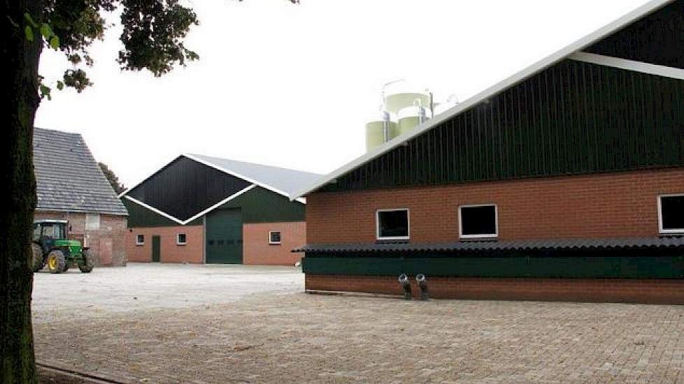 Alle mest van het bedrijf loopt via een riool naar de voorkant van het bedrijf. De zeugenhouders kozen voor slechts één aanzuigpunt vanwege de hygiëne. „Mesttankwagens komen op diverse varkensbedrijven, om ziekteoverdracht te minimaliseren is het goed dat