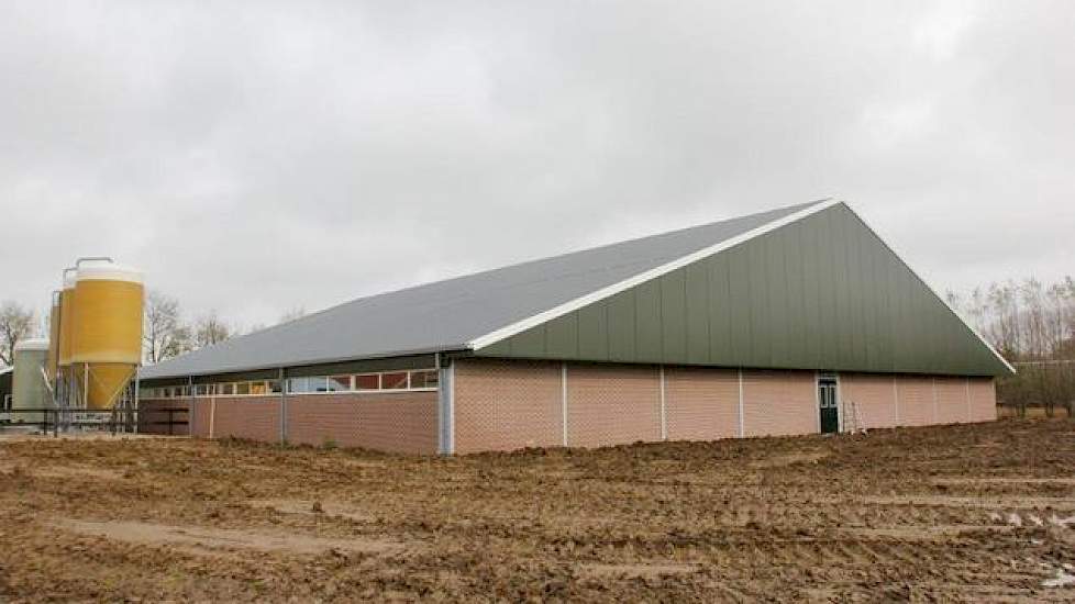 De stal ziet van buiten gewoon uit, maar het is de stalinrichting die uniek. Hans Gerrits heeft de strengste eisen van alle marktconcepten (behalve twee sterren) in de stal verwerkt. Simpele aanpassing in hokinrichting zorgen ervoor dat hij zijn stal voor