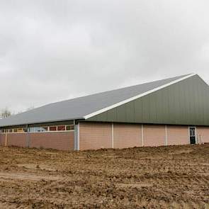 De stal ziet van buiten gewoon uit, maar het is de stalinrichting die uniek. Hans Gerrits heeft de strengste eisen van alle marktconcepten (behalve twee sterren) in de stal verwerkt. Simpele aanpassing in hokinrichting zorgen ervoor dat hij zijn stal voor