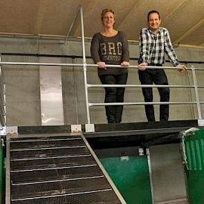 Hans en Petra Gerrits in hun nieuwe stal met speel plateau. De kunststofpanelen en het plateau zijn van gerecyclede Heinekenkratjes gemaakt.