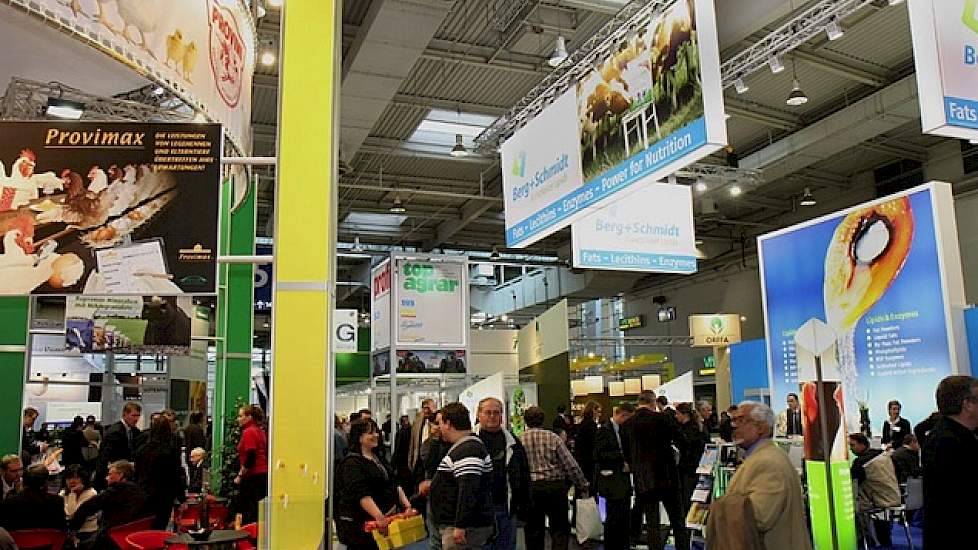 EuroTier 2014 duurt nog tot en met vrijdag 14 november. Varkenshouderij en pluimvee zijn dit jaar aanmerkelijk minder vertegenwoordigd. Zeker pluimveehouderij is schaars, omdat eerder dit jaar de VIV in Utrecht was. Daar tegenover is de rundveesector grot