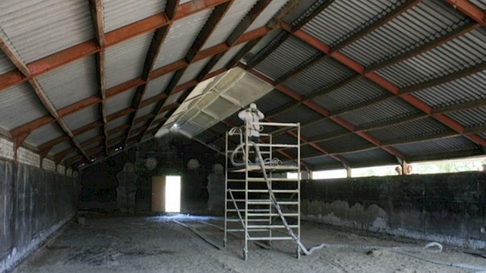 Een jaar geleden was de showroom nog niets meer dan een verouderde en sobere varkensstal. Hoewel de showroom aan het woonerf grenst, hoorde de stal oorspronkelijk niet bij het varkensbedrijf. Aad kocht de stal jaren geleden van zijn buren.