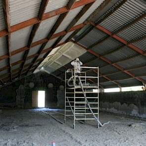 Een jaar geleden was de showroom nog niets meer dan een verouderde en sobere varkensstal. Hoewel de showroom aan het woonerf grenst, hoorde de stal oorspronkelijk niet bij het varkensbedrijf. Aad kocht de stal jaren geleden van zijn buren.