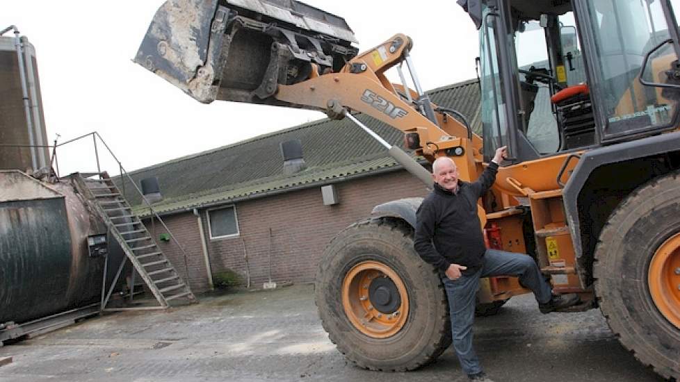 Het voer betrekken ze van meerdere firma’s. Uit zijn vaste groepje van fabrikanten kiest Aad elke twee weken de leverancier die het goedkoopst de grondstoffen kan leveren. Naast voerinkoop houdt Aad zich bezig met de akkerbouwtak.