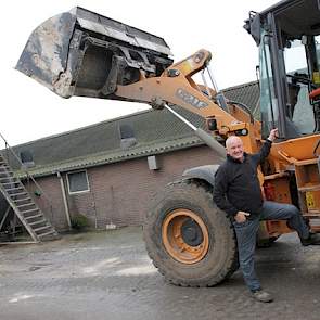 Het voer betrekken ze van meerdere firma’s. Uit zijn vaste groepje van fabrikanten kiest Aad elke twee weken de leverancier die het goedkoopst de grondstoffen kan leveren. Naast voerinkoop houdt Aad zich bezig met de akkerbouwtak.