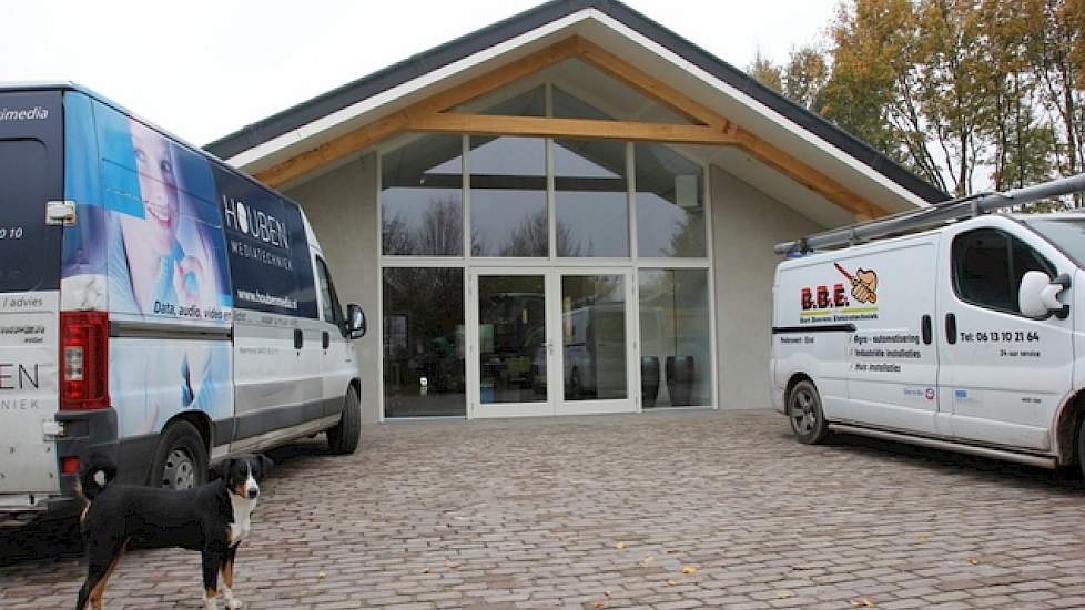 Toch richt de familie zich ook nadrukkelijk op de burger. „We weten allemaal dat de landbouw erg in zichzelf is gekeerd. Hier willen we de burger infomeren over de agrarische sector”, zegt Aad. Op de lcd-schermen kunnen bezoekers een beeld krijgen van de