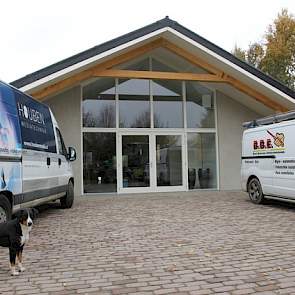 Toch richt de familie zich ook nadrukkelijk op de burger. „We weten allemaal dat de landbouw erg in zichzelf is gekeerd. Hier willen we de burger infomeren over de agrarische sector”, zegt Aad. Op de lcd-schermen kunnen bezoekers een beeld krijgen van de