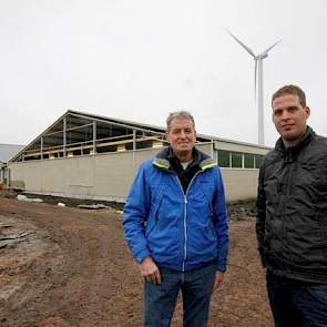 Lambert (66) en Ruud (28) Broeren hebben in Zeewolde een gemengd bedrijf met 65 hectare akkerbouw en als de nieuwe stal klaar is, ruimte voor 13.000 vleesvarkens. De uit Wijchen (GD) afkomstige Broeren ziet Zeewolde als de ideale plek voor hun bedrijf. Ce