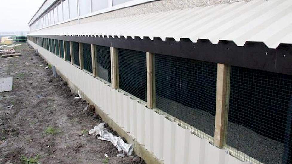 Bij de nieuwe stal heeft Broeren gekozen voor kanaalventilatie. De luchtinlaat daarvoor is aan één kant van de stal in verband met de invloed van wind en in de zomer is dit de schaduwkant.