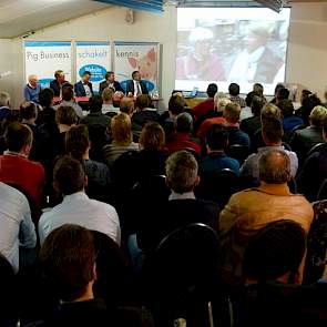 Ook kwam de discussie over castreren van beren nog op tafel. Steeds meer varkenshouders beginnen weer met castreren. Mark Tijssen noemt het een slechte ontwikkeling. „Beren zijn veel efficiënter en leveren meer rendement op. We kunnen maatschappelijk gezi