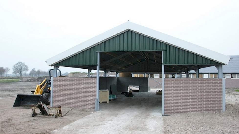 Rudie heeft een overdekte mestopslag laten bouwen. Hier slaat hij de stapelbare fractie op. De mestopslag is ongeveer 7 meter breed en 10 meter lang. Met containers wil hij straks de dikke fractie afvoeren.