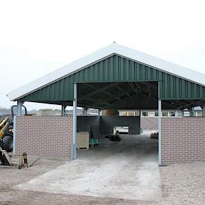 Rudie heeft een overdekte mestopslag laten bouwen. Hier slaat hij de stapelbare fractie op. De mestopslag is ongeveer 7 meter breed en 10 meter lang. Met containers wil hij straks de dikke fractie afvoeren.