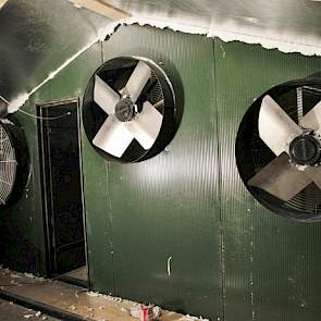 Aan het eind van het ventilatiekanaal ligt de inpandige luchtwasser. Het is een chemische luchtwasser die 95 procent ammoniakreductie haalt. Deze reductie moest Rudie behalen, wilde hij voldoende intern salderen. De keuze voor een chemische luchtwasser wa