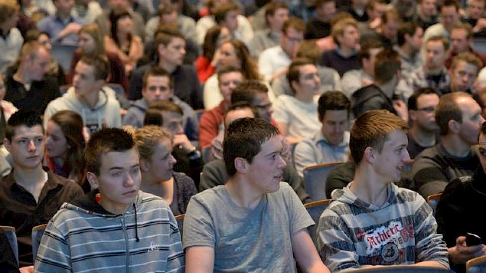 De zaal in Apeldoorn zit goed vol.