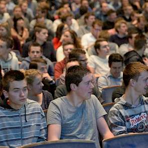 De zaal in Apeldoorn zit goed vol.