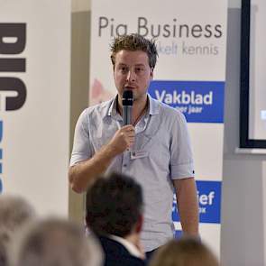 Pig Business redacteur Ruben van Boekel verwelkomt 130 varkenshouders en belangstellenden op de eerste Pig Business thema-avond in Zuid-Nederland.