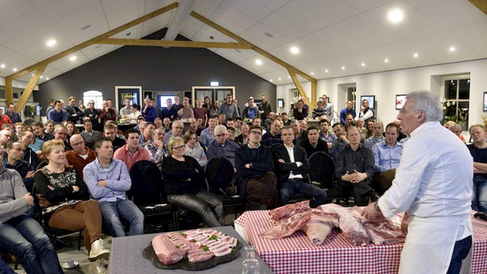 Oud-slager en vleesspecialist Ad van Kasteren heeft veel passie voor het varkensvlees en geeft een demonstratie en workshop over het slachten van varkensvlees. Voor op de tafel ligt een prachtig varkenskarkas dat hij uiterst vakkundig met zijn mes in vers