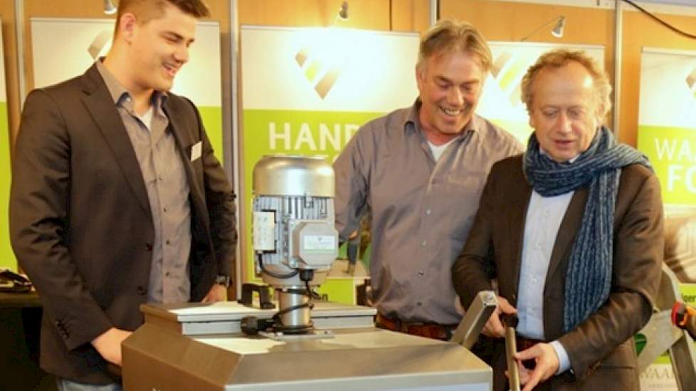 Waardse Trading uit het Brabantse Nistelrode liet de Handy Caeser Feeder aan voormalig staatssecretaris van Landbouw Henk Bleker zien. Met deze voerwagen kunnen gespeende biggen worden gevoerd, zodat zeugenhouders dit niet meer met een gieter hoeven te do