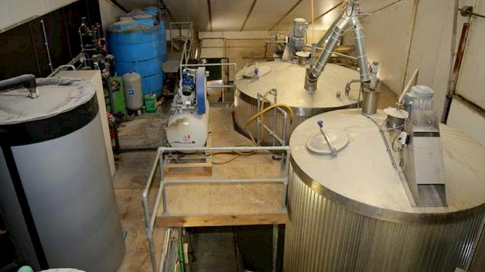 Twee fermentatietanks van ieder 20 kuub, een opslagtank voor warm water, een hamermolen voor het malen van de grondstoffen en een warmtepomp; de voerkeuken staan vol met techniek. Nog zo’n besparingstip van Geene is namelijk het opwarmen van water door de