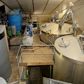 Twee fermentatietanks van ieder 20 kuub, een opslagtank voor warm water, een hamermolen voor het malen van de grondstoffen en een warmtepomp; de voerkeuken staan vol met techniek. Nog zo’n besparingstip van Geene is namelijk het opwarmen van water door de