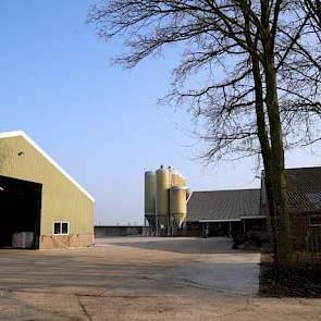 Geene houdt 5.500 vleesvarkens en heeft 80 hectare aan eigen land. Door de combinatie van akkerbouw en varkens is het bouwblok niet optimaal benut, in de oogsttijd is er veel ruimte nodig voor vrachtwagens. De erf indeling bemoeilijkt nu plannen voor de t