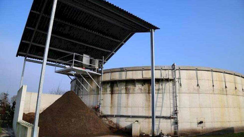 De mest van de varkens Wordt op het eigen erf gescheiden in een dikke en dunne fractie. De dunne fractie wordt gebruikt op het eigen land, de dikke fractie wordt geëxporteerd.