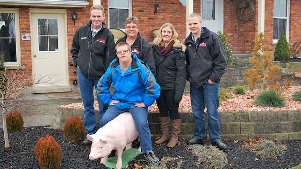 Jozef en Wilma Schotman zijn eigenaar van het vermeerderingsbedrijf in Alvinston (Ontario) met 2.000 zeugen en 120 hectare akkerbouw. In 1996 vertrokken ze vanuit het Gelderse Loenen naar Ontario. Het huidige zeugenbedrijf hebben ze in 2012 gekocht.