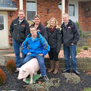 Jozef en Wilma Schotman zijn eigenaar van het vermeerderingsbedrijf in Alvinston (Ontario) met 2.000 zeugen en 120 hectare akkerbouw. In 1996 vertrokken ze vanuit het Gelderse Loenen naar Ontario. Het huidige zeugenbedrijf hebben ze in 2012 gekocht.