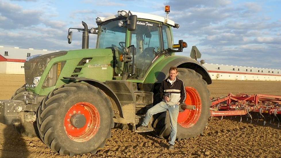 Ze verbouwen op hun grond korrelmaïs voor de voerproductie. Afgelopen jaar heeft is er 80 hectare bij gekocht door de familie Schotman. Ze hebben nu 120 hectare in eigendom en pachten nog eens 20 hectare grond. De komende jaren willen ze hun grondareaal v