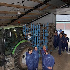 In de schuur staan de uitdoseertanks. De dieren krijgen vijf voerbeurten per dag. Het voer betrekken ze van meerdere firma’s.