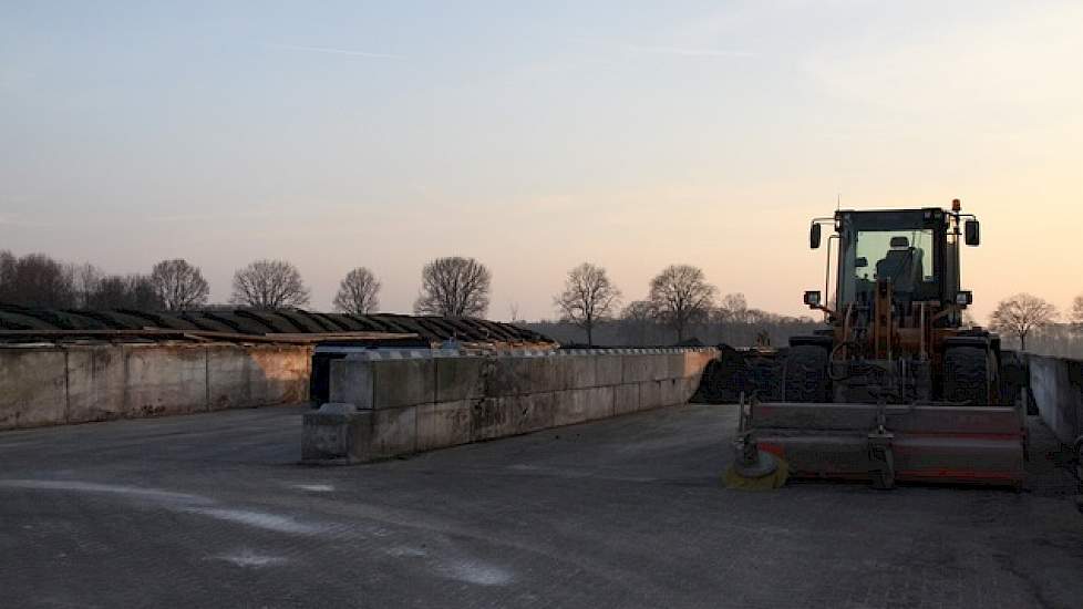 Aad van Leeuwen is opgegroeid met brijvoer. Nog dagelijks houdt hij zich bezig met het bereiden van het rantsoen. Meerdere keren per dag vult hij met de shovel de bunker met ccm.