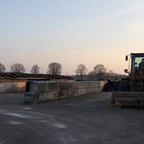 Aad van Leeuwen is opgegroeid met brijvoer. Nog dagelijks houdt hij zich bezig met het bereiden van het rantsoen. Meerdere keren per dag vult hij met de shovel de bunker met ccm.