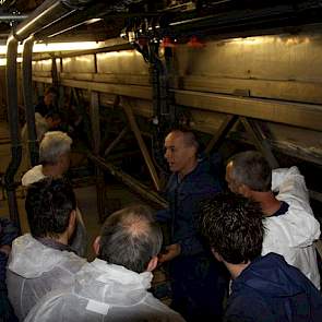 In de schuur staan de uitdoseertanks. De dieren krijgen vijf voerbeurten per dag. Het voer betrekt Van Leeuwen van meerdere firma’s.