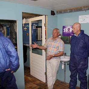 De avond begon met de rondleiding door de voerkeuken bij de familie van Leeuwen. Aad van Leeuwen gaf tekst en uitleg in de voerkeuken en de subkeuken.