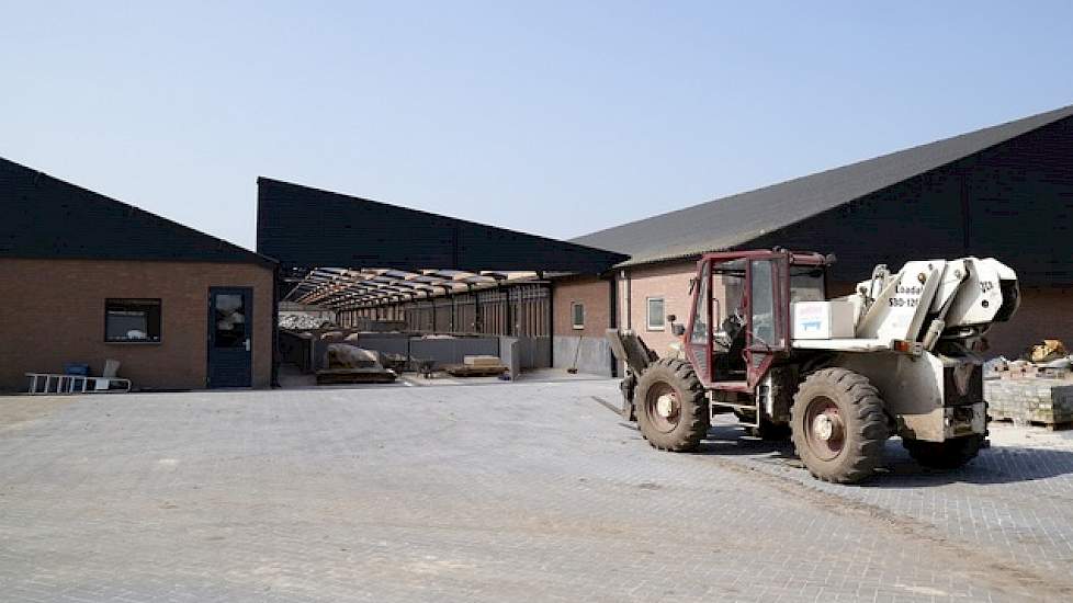 Zeugenhouder Jan Vogels uit Erp (N.Br.) zette vorig jaar een nieuwe stal, waarmee hij zijn bedrijf uitbreidde van 900 naar 1.150 zeugen. Links staat de nieuwste stal, met voorin de kantine. Ook de 400 opfokgelten verblijven in deze stal. Verder bevinden z