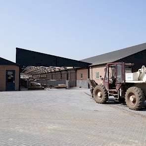 Zeugenhouder Jan Vogels uit Erp (N.Br.) zette vorig jaar een nieuwe stal, waarmee hij zijn bedrijf uitbreidde van 900 naar 1.150 zeugen. Links staat de nieuwste stal, met voorin de kantine. Ook de 400 opfokgelten verblijven in deze stal. Verder bevinden z