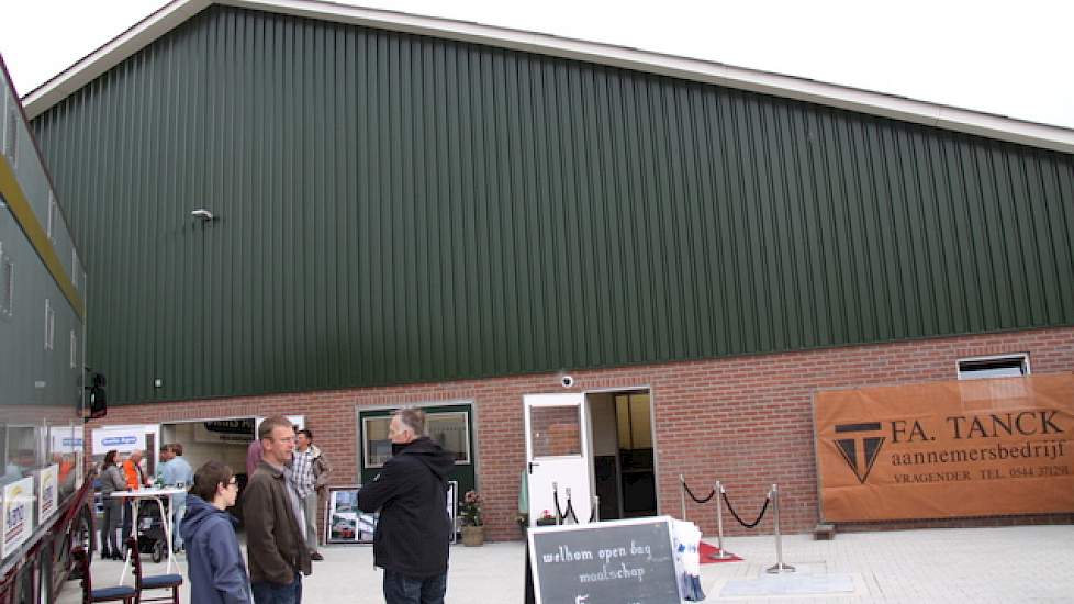 Vrijdagavond 8 mei was de open dag die met 450 bezoekers goed werd bezocht. Veel buurtbewoners kwamen ook een kijkje nemen in de nieuwe stal.