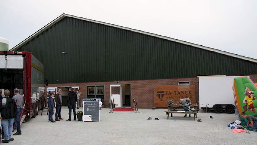 De stal is gebouwd door aannemersbedrijf Tanck uit Vragender. De buitenmuren zijn gemetseld en de binnenmuren gelijmd. Hegeman heeft de mogelijkheid om de stal in de toekomst te verlengen.