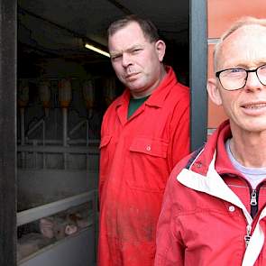 Eef Onderdijk (rechts) is eigenaar van het varkensbedrijf van 400 zeugen en 2.000 vleesvarkens in het Duitse grensdorp Südlohn. De Nederlander heeft op 10 minuten rijden in Winterswijk nog een melkveebedrijf met 200 koeien. Hij en zijn zoon runnen dit bed